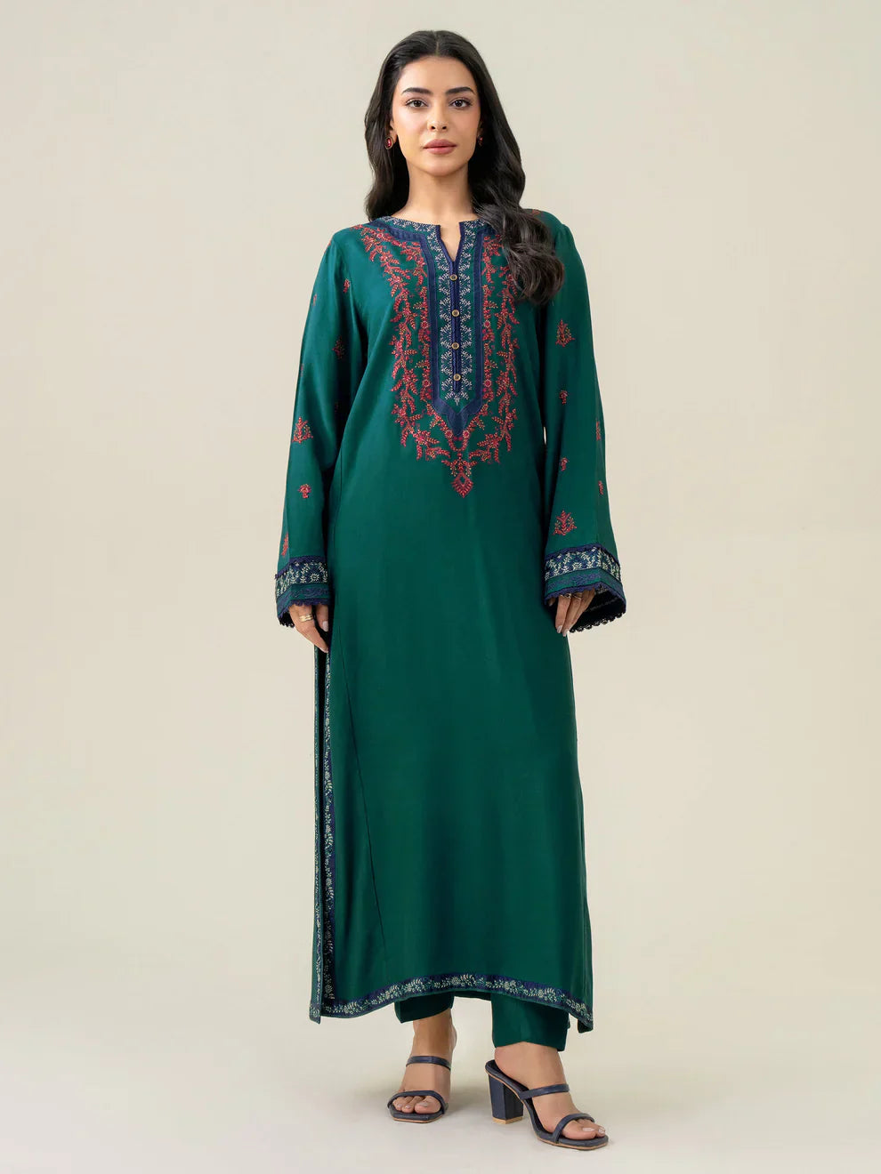 Pakistani clothing size guide showing measurement tape and a kameez with sizing differences for UK shoppers